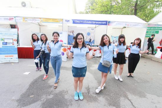 Phòng QTNL và nhóm QHCC “công phá” Hội chợ việc làm 2017 – KTX Mễ Trì